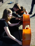 Helgoland - Versuch, den Kontrabass vor dem Konzert zu reparieren